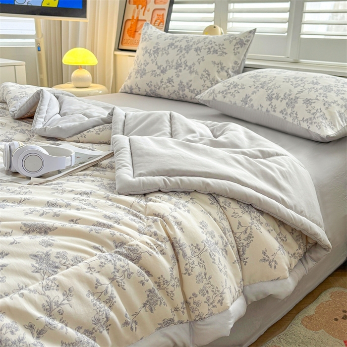 91家纺网 家纺一手货源 找家纺   壹张床  2025新款A类针织棉双层纱100%新疆棉花夏凉被《包检测》（提供买家秀） 叶影静思