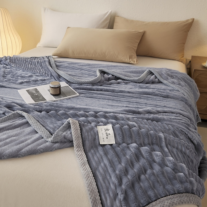 91家纺网 家纺一手货源 找家纺 澳梵家居 2025新款魔法绒糯糯绒提花抽条毛毯盖毯 简约-雾蓝