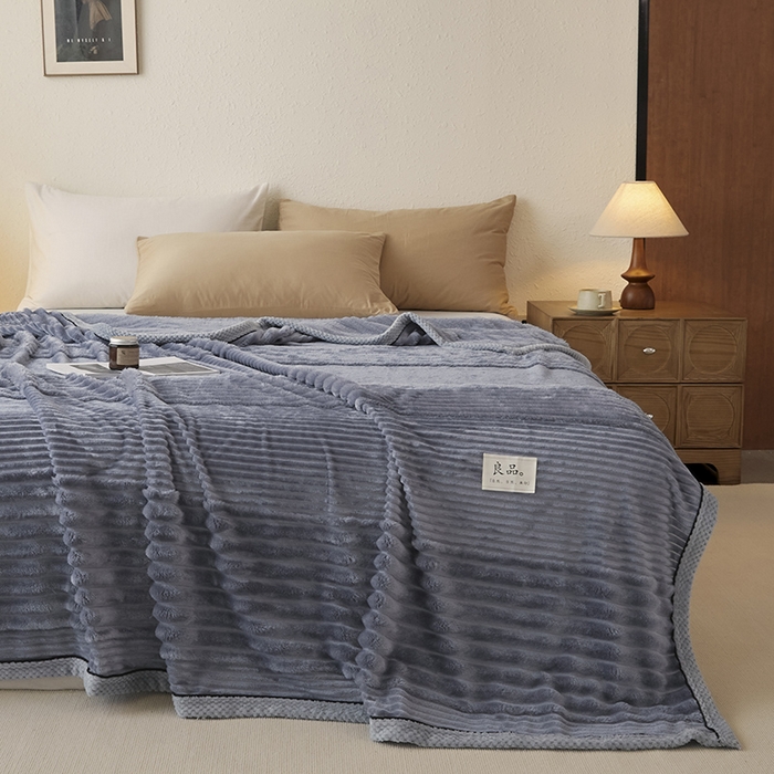 91家纺网 家纺一手货源 找家纺 澳梵家居 2025新款魔法绒糯糯绒提花抽条毛毯盖毯 简约-雾蓝