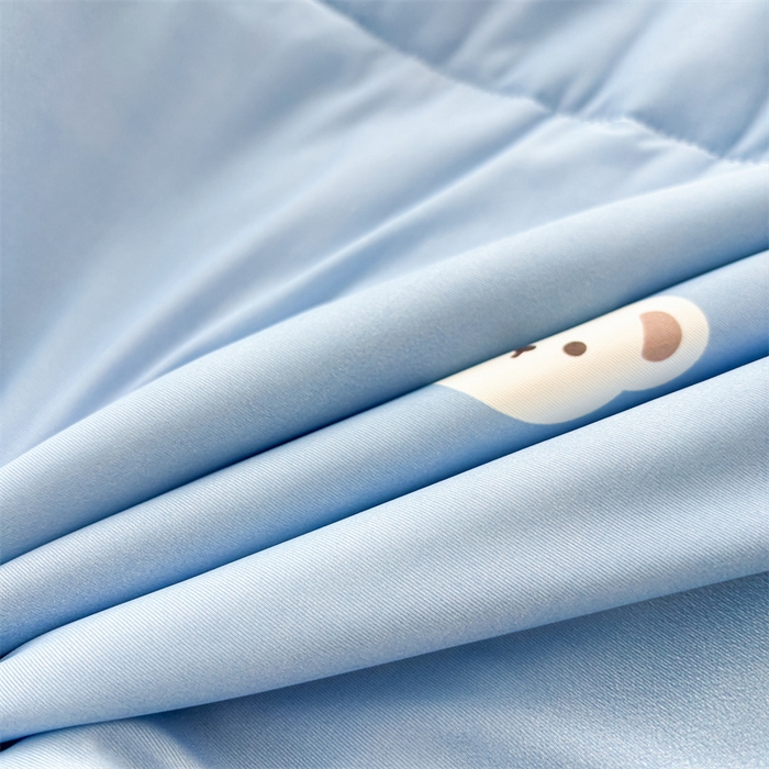 91家纺网 家纺一手货源 找家纺 雯豆2025春夏新款凉感丝夏被空调被子印花A类卡通小清新夏被 冰丝夏被四件套-可爱点点