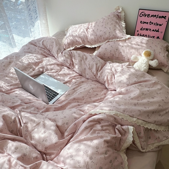 91家纺网 家纺一手货源 找家纺 荣轩2025新款全棉双层纱镂空花边工艺款四件套（铺床版） 颜花朝