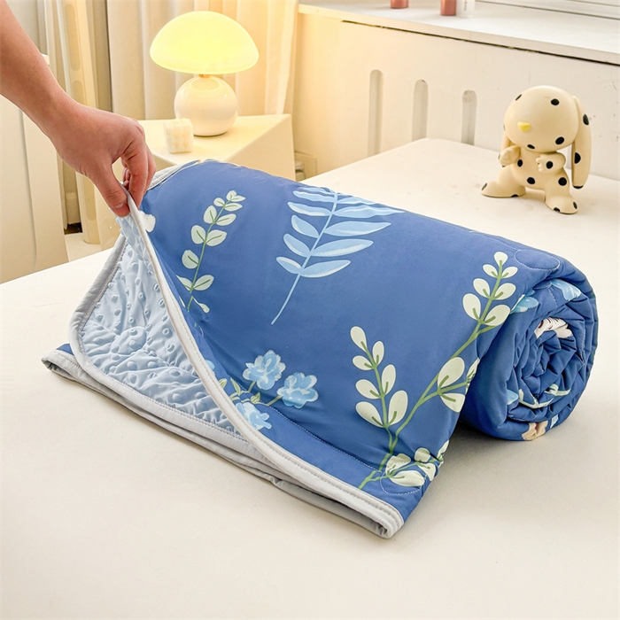 91家纺网 家纺一手货源 找家纺 雯豆2025春夏新款凉感丝夏被空调被子印花A类卡通小清新夏被 冰丝夏被四件套-花影动