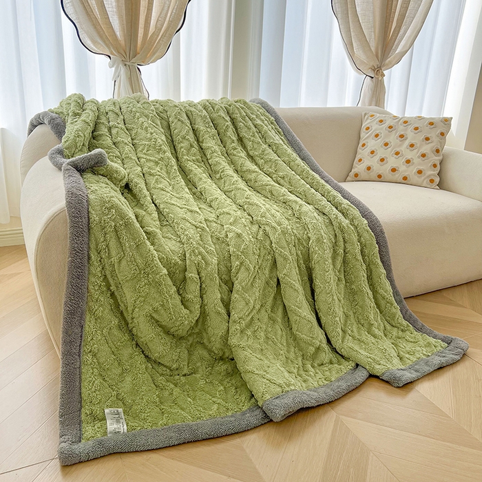 91家纺网 家纺一手货源 找家纺 澳梵家居 2025新款塔芙绒提花毛毯盖毯 草绿-灰