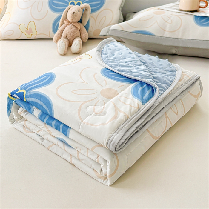 91家纺网 家纺一手货源 找家纺 雯豆2025春夏新款凉感丝夏被空调被子印花A类卡通小清新夏被 冰丝夏被四件套-艾夏