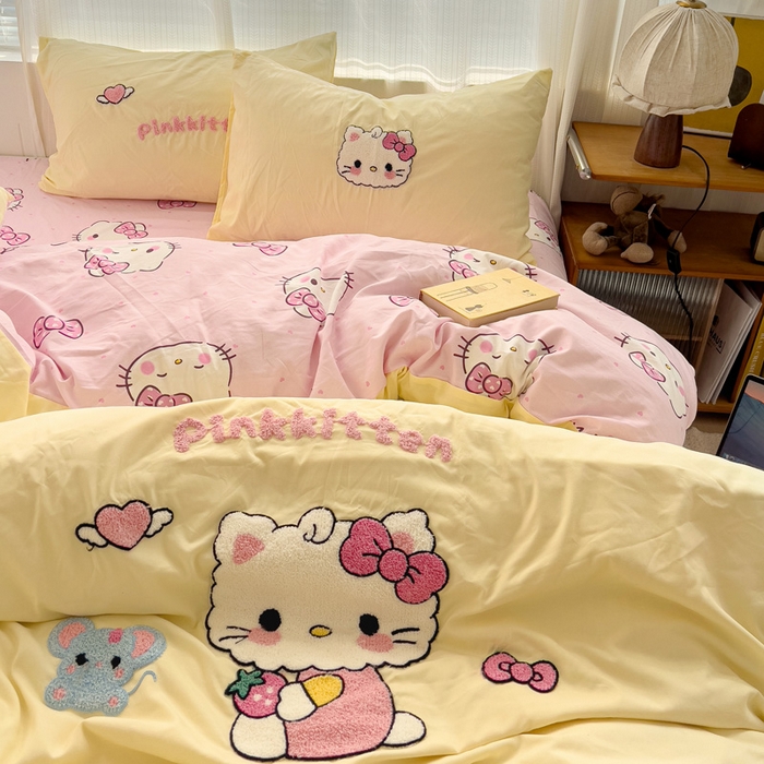 91家纺网 家纺一手货源 找家纺 罗亿家纺 2025新款云朵棉可爱毛巾绣系列四件套 可爱小猫-黄