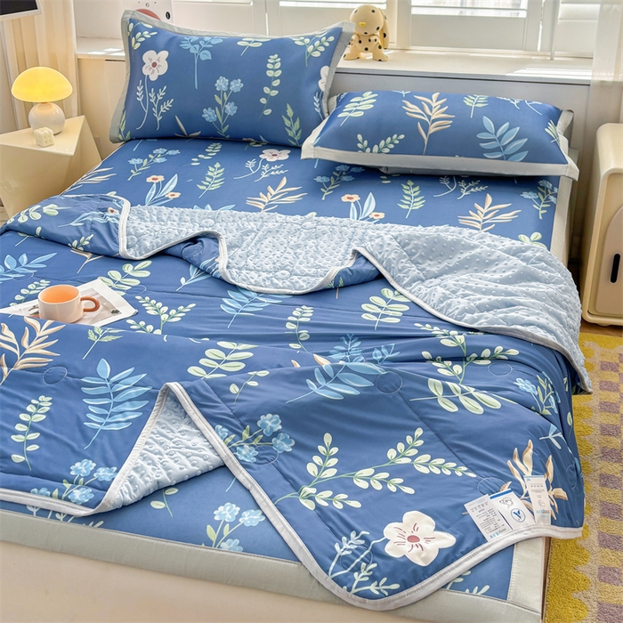 91家纺网 家纺一手货源 找家纺 雯豆2025春夏新款凉感丝夏被空调被子印花A类卡通小清新夏被 冰丝夏被四件套-花影动