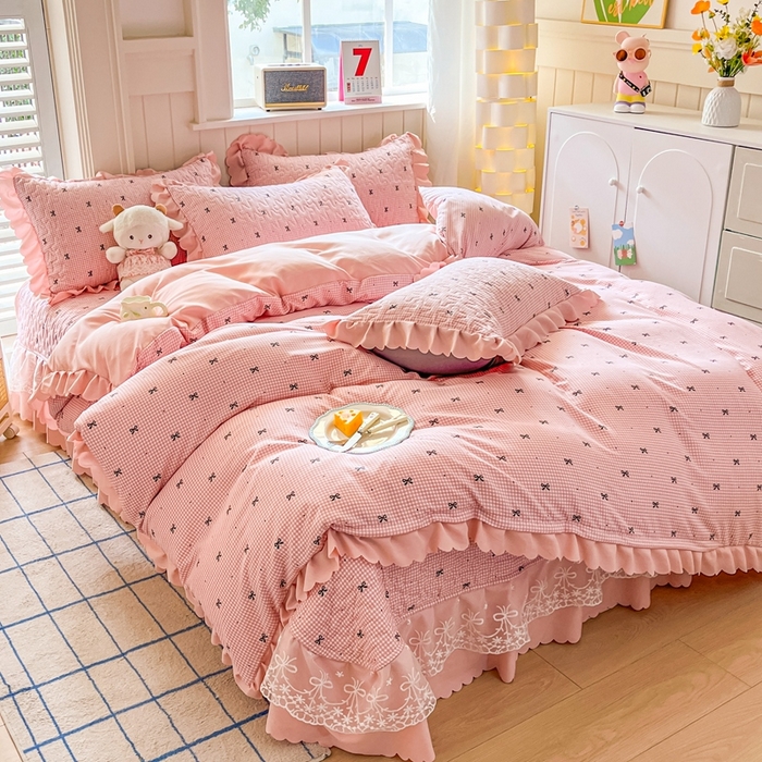 91家纺网 家纺一手货源 找家纺 雅眠居 2025爆款针织棉双层纱印花床盖四件套 粉格蝴蝶结