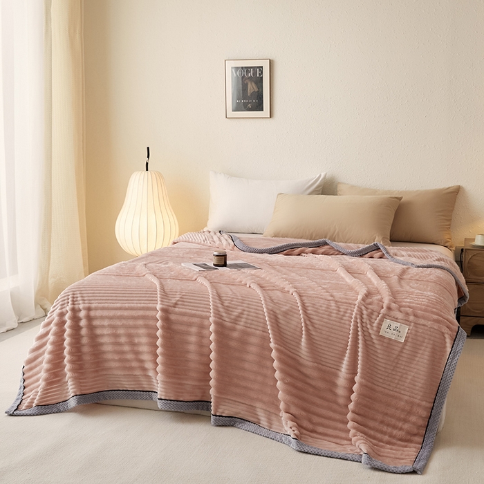 91家纺网 家纺一手货源 找家纺 澳梵家居 2025新款魔法绒糯糯绒提花抽条毛毯盖毯 简约-粉