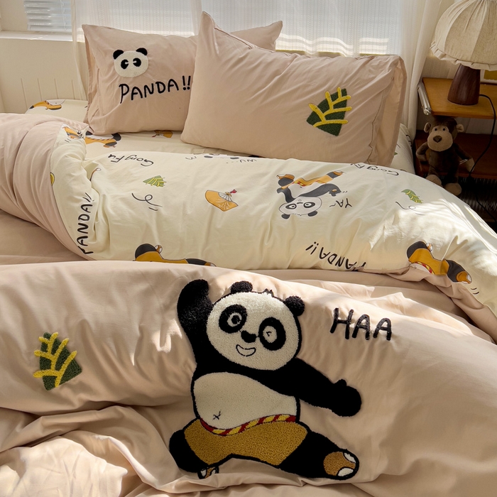 91家纺网 家纺一手货源 找家纺 罗亿家纺 2025新款云朵棉可爱毛巾绣系列四件套 熊猫会功夫