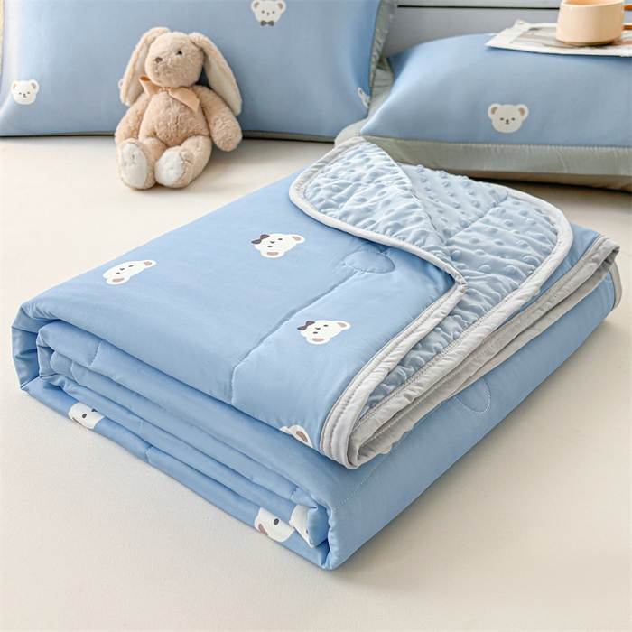 91家纺网 家纺一手货源 找家纺 雯豆2025春夏新款凉感丝夏被空调被子印花A类卡通小清新夏被 冰丝夏被四件套-可爱点点