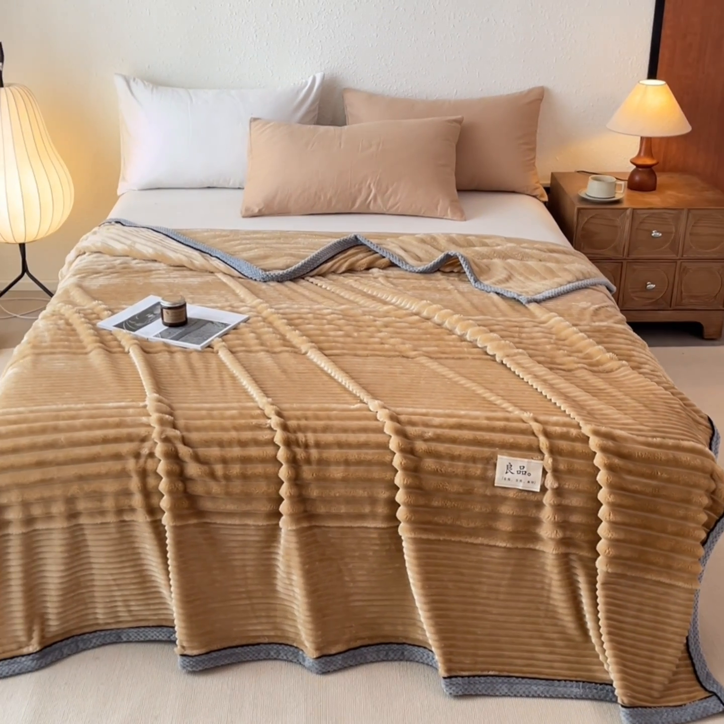 91家纺网 家纺一手货源 找家纺 澳梵家居 2025新款魔法绒糯糯绒提花抽条毛毯盖毯 简约-卡其