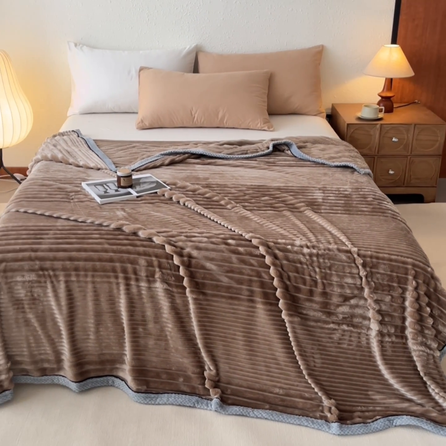 91家纺网 家纺一手货源 找家纺 澳梵家居 2025新款魔法绒糯糯绒提花抽条毛毯盖毯 简约-深棕
