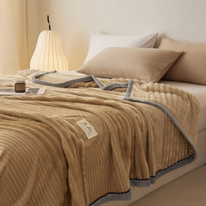 91家纺网 家纺一手货源 找家纺 澳梵家居 2025新款魔法绒糯糯绒提花抽条毛毯盖毯 简约-卡其
