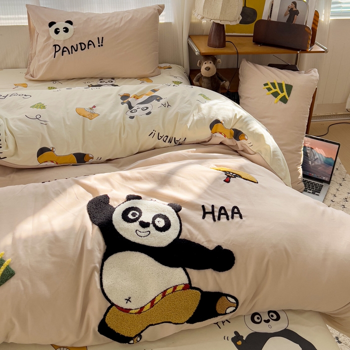 91家纺网 家纺一手货源 找家纺 罗亿家纺 2025新款云朵棉可爱毛巾绣系列四件套 熊猫会功夫