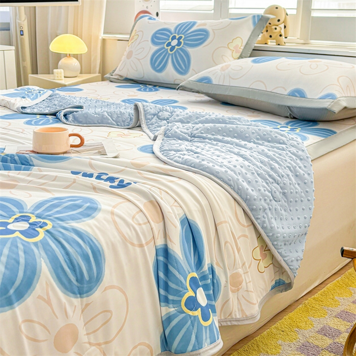 91家纺网 家纺一手货源 找家纺 雯豆2025春夏新款凉感丝夏被空调被子印花A类卡通小清新夏被 冰丝夏被四件套-艾夏