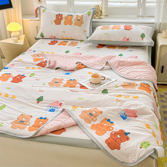 91家纺网 家纺一手货源 找家纺 雯豆2025春夏新款凉感丝夏被空调被子印花A类卡通小清新夏被 冰丝夏被四件套-小熊伙伴