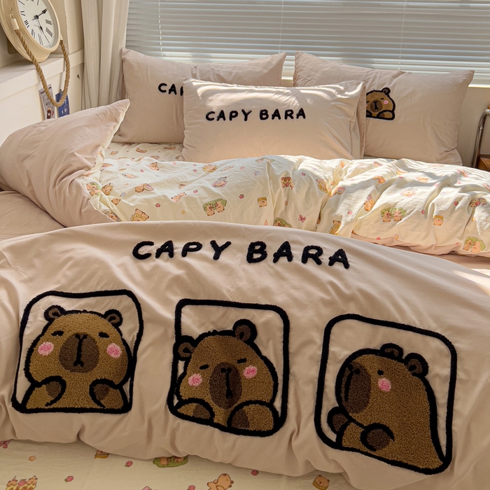 91家纺网 家纺一手货源 找家纺 罗亿家纺 2025新款云朵棉可爱毛巾绣系列四件套 卡皮巴拉