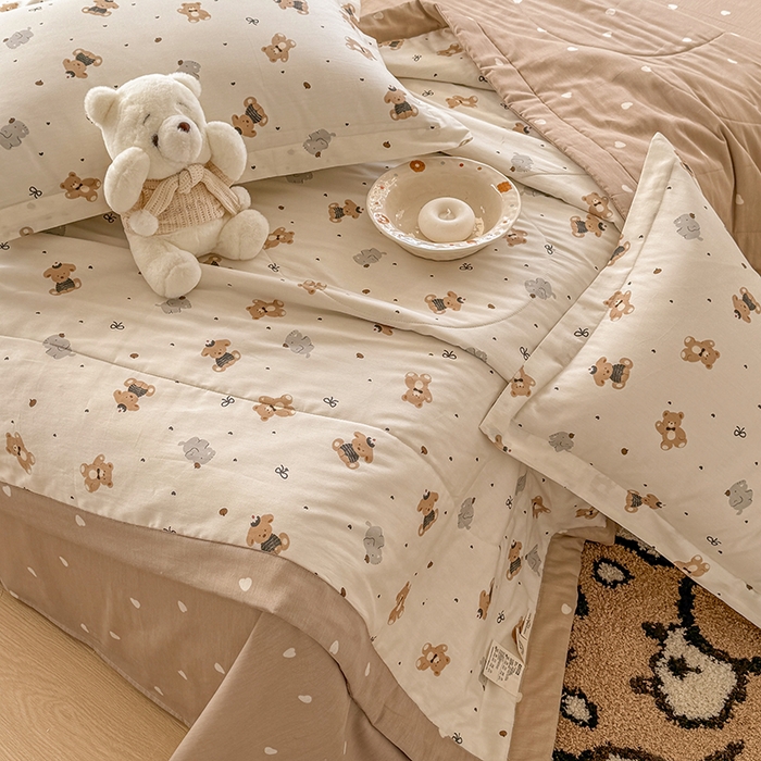 91家纺网 家纺一手货源 找家纺 梦依依 2025新款小清新印花系列里外全棉棉花被夏被四件套 假日萌熊