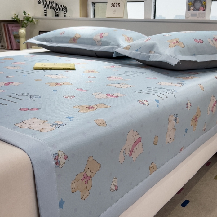 91家纺网 家纺一手货源 找家纺 丝羽坊 2025新款小版印花冰丝凉席平铺床席款冰丝席碳光冰丝凉席 小熊派对