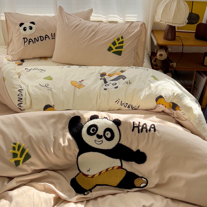 91家纺网 家纺一手货源 找家纺 罗亿家纺 2025新款云朵棉可爱毛巾绣系列四件套 熊猫会功夫