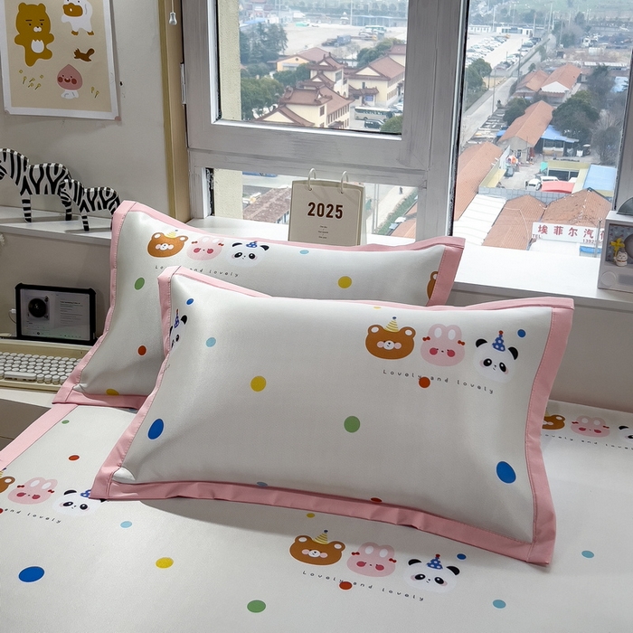 91家纺网 家纺一手货源 找家纺 丝羽坊 2025新款小版印花冰丝凉席平铺床席款冰丝席碳光冰丝凉席 熊点点