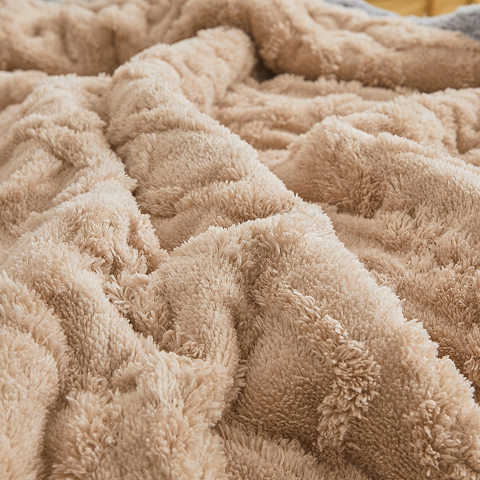 91家纺网 家纺一手货源 找家纺 澳梵家居 2025新款塔芙绒提花毛毯盖毯 卡其-灰