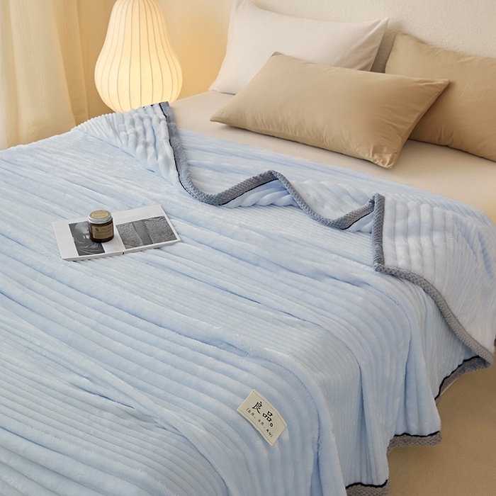 91家纺网 家纺一手货源 找家纺 澳梵家居 2025新款魔法绒糯糯绒提花抽条毛毯盖毯 简约-奶油蓝