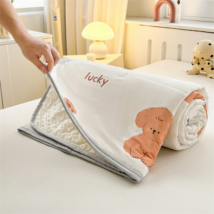 91家纺网 家纺一手货源 找家纺 雯豆2025春夏新款凉感丝夏被空调被子印花A类卡通小清新夏被 冰丝夏被四件套-胖嘟嘟