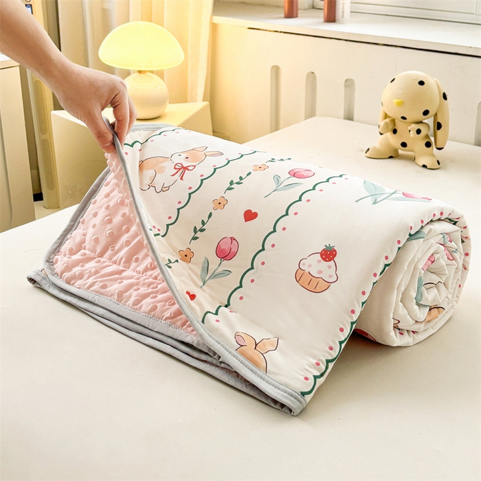 91家纺网 家纺一手货源 找家纺 雯豆2025春夏新款凉感丝夏被空调被子印花A类卡通小清新夏被 冰丝夏被四件套-浪漫花丛