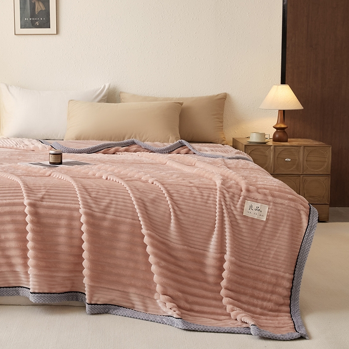 91家纺网 家纺一手货源 找家纺 澳梵家居 2025新款魔法绒糯糯绒提花抽条毛毯盖毯 简约-粉