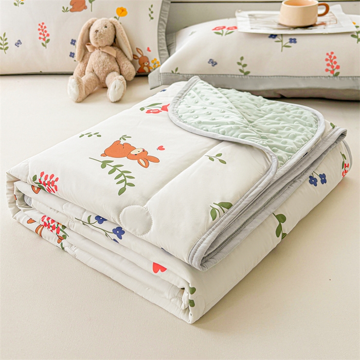 91家纺网 家纺一手货源 找家纺 雯豆2025春夏新款凉感丝夏被空调被子印花A类卡通小清新夏被 冰丝夏被四件套-花丛小兔