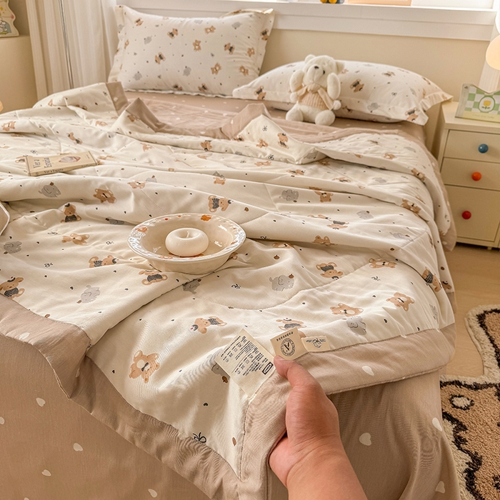 91家纺网 家纺一手货源 找家纺 梦依依 2025新款小清新印花系列里外全棉棉花被夏被四件套 假日萌熊