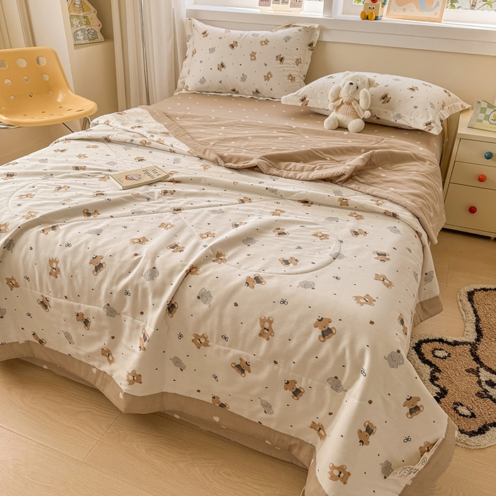 91家纺网 家纺一手货源 找家纺 梦依依 2025新款小清新印花系列里外全棉棉花被夏被四件套 假日萌熊