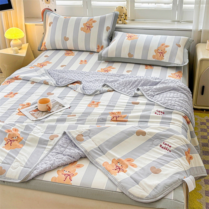 91家纺网 家纺一手货源 找家纺 雯豆2025春夏新款凉感丝夏被空调被子印花A类卡通小清新夏被 冰丝夏被四件套-条纹兔