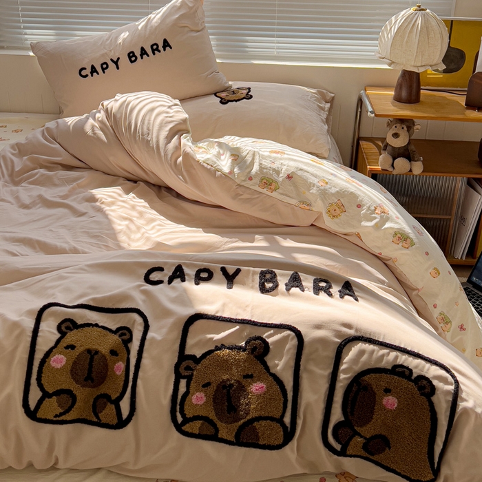 91家纺网 家纺一手货源 找家纺 罗亿家纺 2025新款云朵棉可爱毛巾绣系列四件套 卡皮巴拉