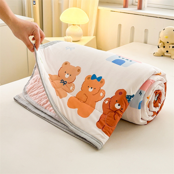 91家纺网 家纺一手货源 找家纺 雯豆2025春夏新款凉感丝夏被空调被子印花A类卡通小清新夏被 冰丝夏被四件套-小熊伙伴