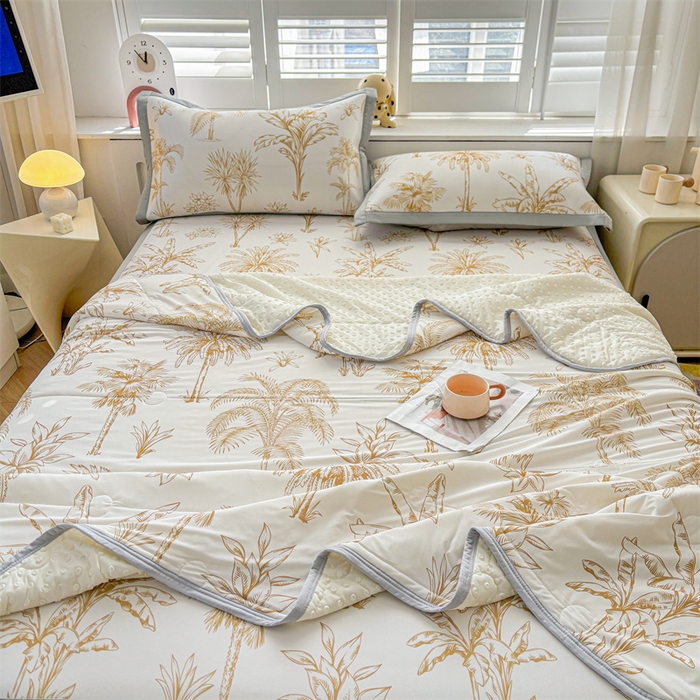 91家纺网 家纺一手货源 找家纺 雯豆2025春夏新款凉感丝夏被空调被子印花A类卡通小清新夏被 冰丝夏被四件套-千枝叶