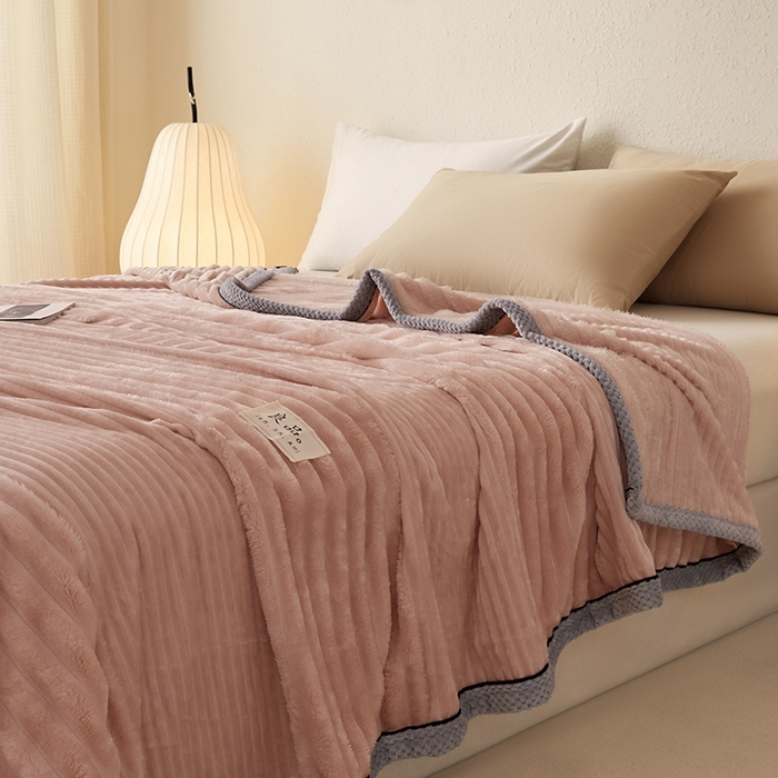 91家纺网 家纺一手货源 找家纺 澳梵家居 2025新款魔法绒糯糯绒提花抽条毛毯盖毯 简约-粉