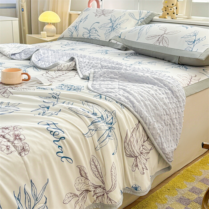 91家纺网 家纺一手货源 找家纺 雯豆2025春夏新款凉感丝夏被空调被子印花A类卡通小清新夏被 冰丝夏被四件套-迷失