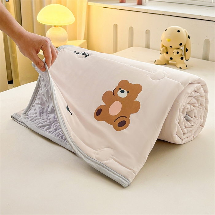 91家纺网 家纺一手货源 找家纺 雯豆2025春夏新款凉感丝夏被空调被子印花A类卡通小清新夏被 冰丝夏被四件套-咖啡小熊