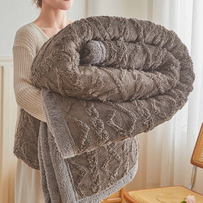 91家纺网 家纺一手货源 找家纺 澳梵家居 2025新款塔芙绒提花毛毯盖毯 深灰-灰