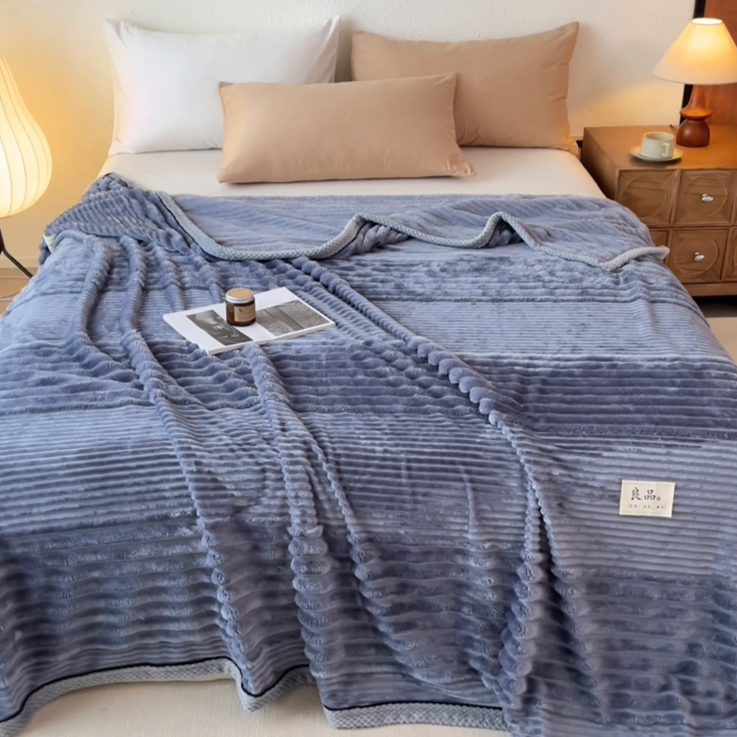 91家纺网 家纺一手货源 找家纺 澳梵家居 2025新款魔法绒糯糯绒提花抽条毛毯盖毯 简约-雾蓝