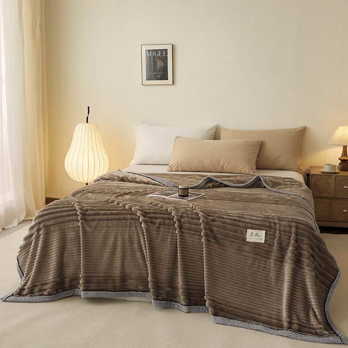 91家纺网 家纺一手货源 找家纺 澳梵家居 2025新款魔法绒糯糯绒提花抽条毛毯盖毯 简约-深棕