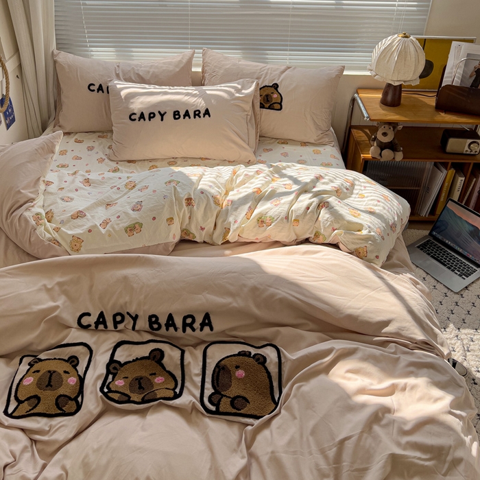 91家纺网 家纺一手货源 找家纺 罗亿家纺 2025新款云朵棉可爱毛巾绣系列四件套 卡皮巴拉