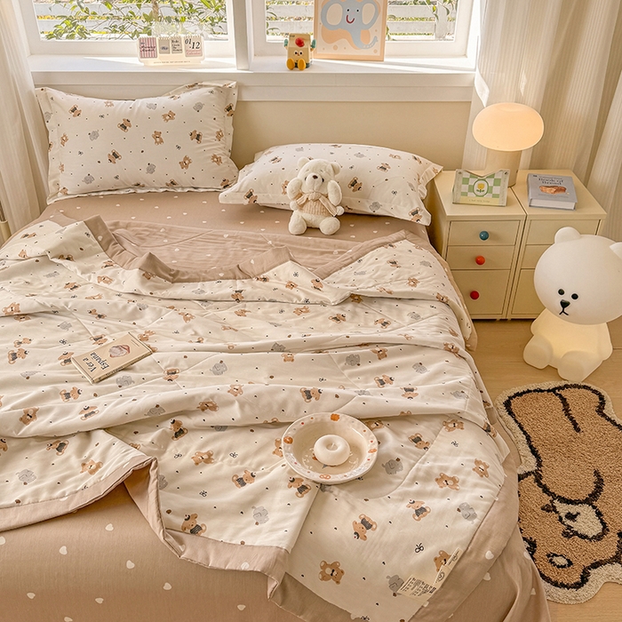 91家纺网 家纺一手货源 找家纺 梦依依 2025新款小清新印花系列里外全棉棉花被夏被四件套 假日萌熊