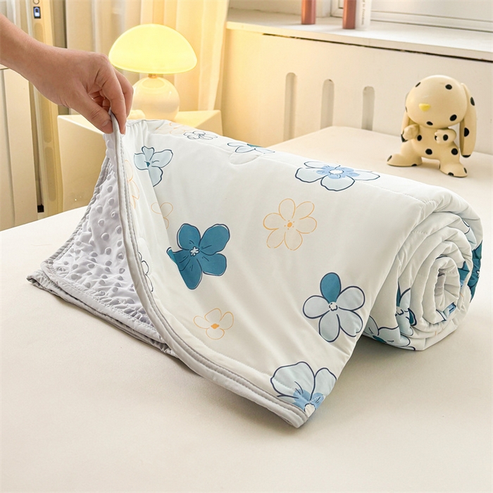 91家纺网 家纺一手货源 找家纺 雯豆2025春夏新款凉感丝夏被空调被子印花A类卡通小清新夏被 冰丝夏被四件套-漫雨