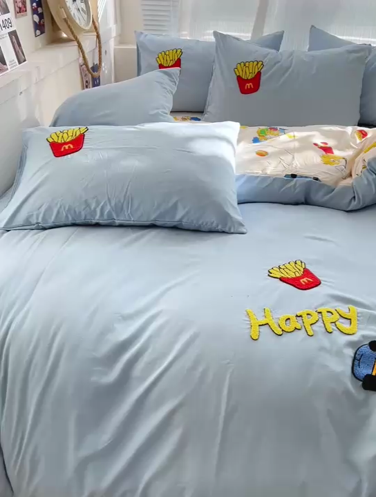 91家纺网 家纺一手货源 找家纺 罗亿家纺 2025新款云朵棉可爱毛巾绣系列四件套 调皮辛普森