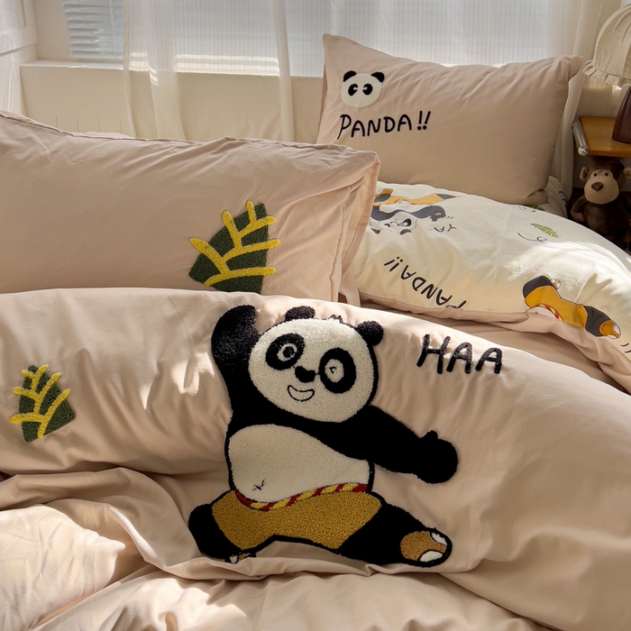 91家纺网 家纺一手货源 找家纺 罗亿家纺 2025新款云朵棉可爱毛巾绣系列四件套 熊猫会功夫