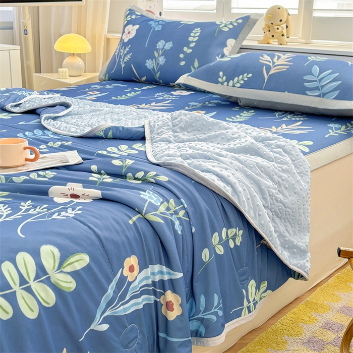 91家纺网 家纺一手货源 找家纺 雯豆2025春夏新款凉感丝夏被空调被子印花A类卡通小清新夏被 冰丝夏被四件套-花影动