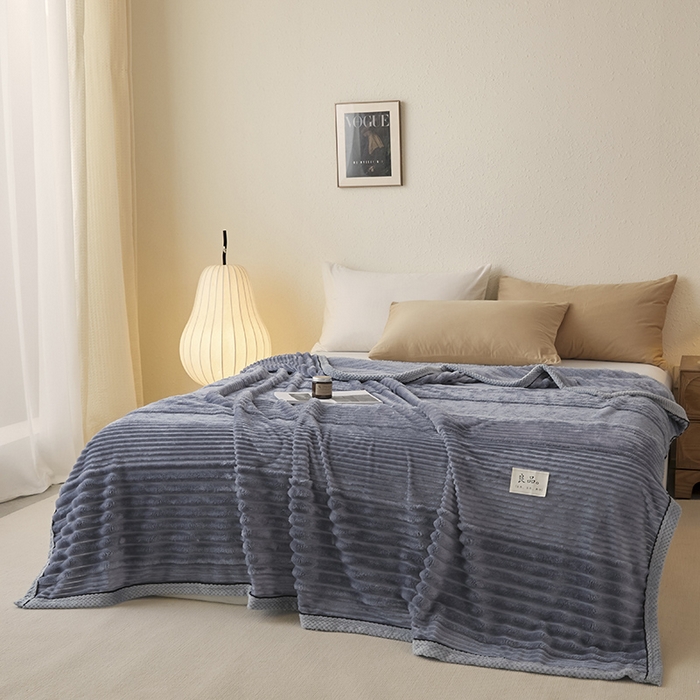 91家纺网 家纺一手货源 找家纺 澳梵家居 2025新款魔法绒糯糯绒提花抽条毛毯盖毯 简约-雾蓝